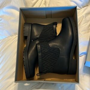 Brand new black vionic boots size 9